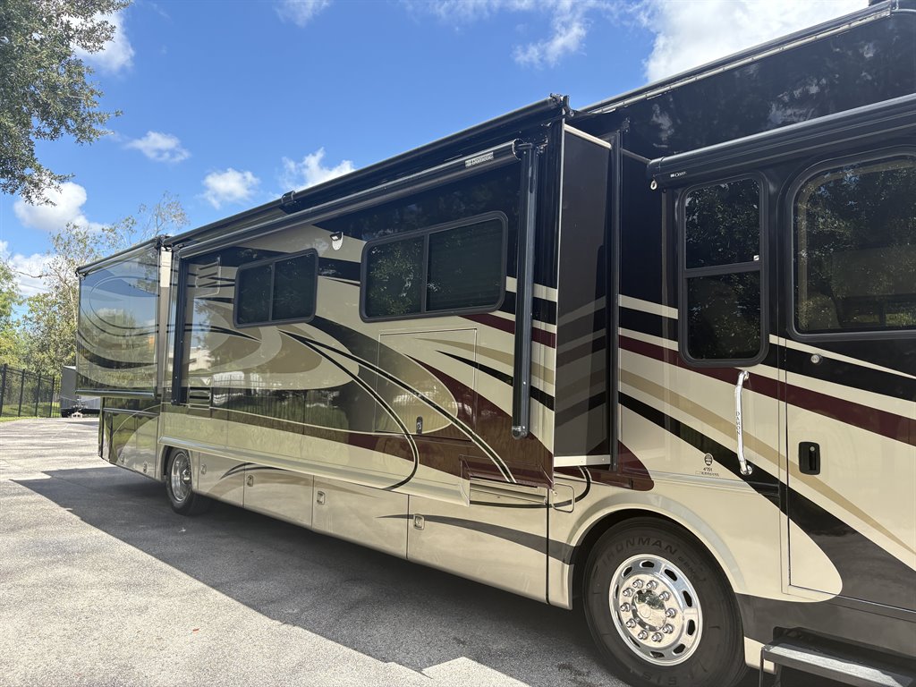 2011 Freightliner Xc Raised Rail Rear Engine Motor Home Chassis - $89,000